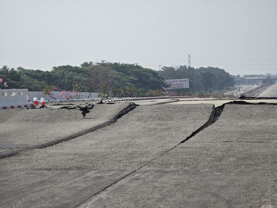 30일(현지시간) 강진으로 붕괴된 미얀마 핀나마 지역의 건물. 이도성 특파원