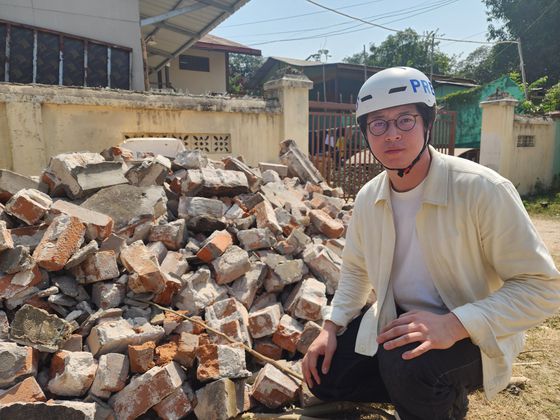 30일(현지시간) 미얀마 최대 도시 양곤에서 수도인 네피도로 이어지는 도로가 심하게 훼손돼 있다. 이도성 특파원