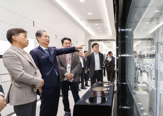 한덕수 대통령 권한대행 국무총리가 31일 경기도 SK하이닉스 이천사업장에서 곽노정 사장(왼쪽)의 메모리 반도체 생산 과정 설명을 듣고 있다. 사진 SK하이닉스