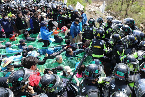 2018년 4월 12일 경북 성주군 초전면 소성리 진밭교에서 주한미군 성주 사드(THAAD·고고도미사일 방어체계) 기지 내 환경개선 공사를 위한 장비 투입을 앞두고 경찰과 사드반대 단체, 주민들이 몸싸움을 하고 있다. 뉴스1