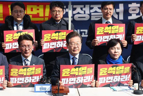 더불어민주당 이재명 대표를 비롯한 지도부가 31일 서울 종로구 광화문 앞 더불어민주당 천막당사에서 열린 최고위원회의에서 구호를 외치고 있다. 연합뉴스