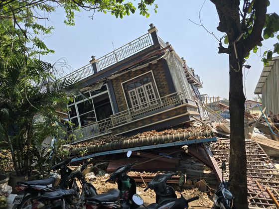 30일 자정(현지시간) 태국 방콕에서 건설 중이던 감사원 신청사(30층 규모) 붕괴 현장에서 구조 작업이 이뤄지고 있다. 위문희 기자