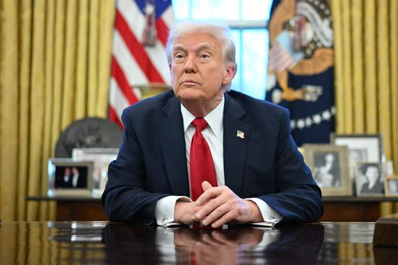 도널드 트럼프 미국 대통령이 지난달 26일(현지시간) 백악관 집무실에서 수입 자동차에 대한 25% 관세 부과 방침을 밝히는 모습. AFP=연합뉴스