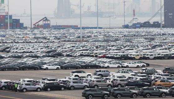 도널드 트럼프 미국 대통령이 외국산 자동차에 대한 25％ 관세 부과를 공식화한 27일 경기도 평택항에 수출용 자동차들에 세워져 있는 모습. 연합뉴스