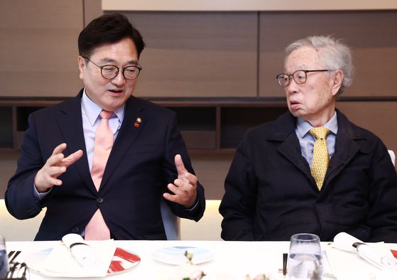 우원식 국회의장이 2일 서울 여의도 페어몬트 앰배서더 호텔에서 열린 전직 국회의장 초청 오찬 간담회에 참석해 발언하고 있다. 이날 간담회에는 박희태, 문희상, 김원기, 임채정, 김진표, 정세균(사진에는 없음) 전 의장이 참석했다. 김성룡 기자