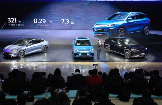 중국 BYD 전기차 브랜드 3종 출시   (인천=연합뉴스) 임순석 기자 = 16일 오전 인천 중구 상상플랫폼에서 열린 '중국 BYD 승용 브랜드 런칭 미디어 쇼케이스'에서 조인철 BYD 코리아 승용부문 대표가 아토 3 등 차량을 소개하고 있다.   BYD 코리아는 올해 아토 3, 씰, 씨라이언 7 등 총 3개 모델을 출시할 계획이다. 2025.1.16   soonseok02@yna.co.kr (끝)  〈저작권자(c) 연합뉴스, 무단 전재-재배포, AI 학습 및 활용 금지〉