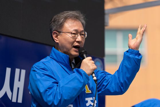 구로구청장 재보궐 선거에 출마한 장인홍 더불어민주당 후보가 20일 오전 서울 구로구청 앞에서 지지를 호소하고 있다. 뉴스1