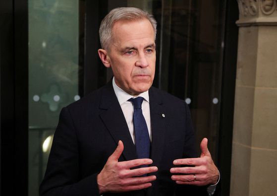 마크 카니 캐나다 총리가 2일(현지시간) 수도 오타와에서 취재진의 질문에 답하고 있다. 로이터=연합뉴스