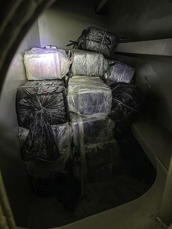 이 배에서 발견된 코카인 의심 내용물이 담긴 상자들. [사진 관세청]