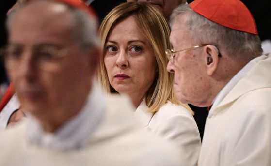 2일(현지시간) 바티칸에서 열린 교황 요한 바오로 2세 선종 20주년 기념 미사에 참석한 조르자 멜로니 이탈리아 총리. AFP=연합뉴스