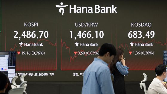 도널드 트럼프 미국 대통령이 한국에 25%의 상호관세를 부과하겠다고 발표한 3일 서울 중구 하나은행 본점 딜링룸 전광판에 종가 현황이 표시돼 있다. 뉴스1