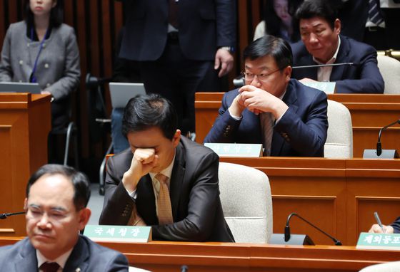 권성동 국민의힘 원내대표가 윤석열 전 대통령이 파면된 4일 서울 여의도 국회에서 열린 의원총회에서 발언에 앞서 인사하고 있다. 뉴시스