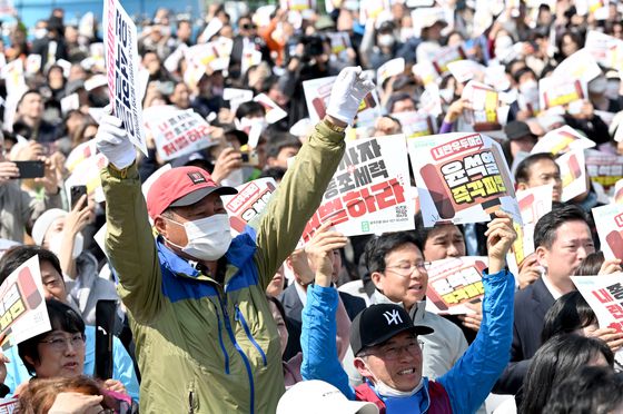 헌법재판소가 윤석열 전 대통령 탄핵 사건에 대해 인용을 선고한 4일 오전 제주시청 앞에 모여 중계를 지켜보던 시민들이 환호하고 있다. 연합뉴스