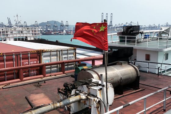 지난 3일 홍콩 콰이청의 한 항구에 중국 국기를 매단 화물선이 정박해 있다. 로이터=연합뉴스