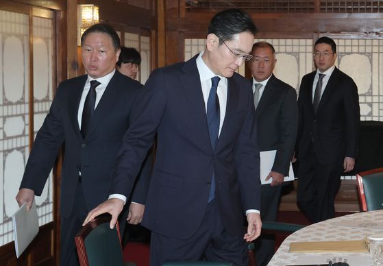 최태원 SK그룹 회장과 이재용 삼성전자 회장, 정의선 현대자동차 회장과 구본무 LG그룹 회장(왼쪽부터)이 1일 오전 삼청동 총리공관에서 열린 경제안보전략 태스크포스(TF) 회의에 참석하고 있다. [대통령실사진기자단]