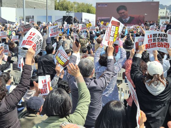 헌법재판소의 윤석열 전 대통령의 탄핵 인용이 발표된 4일 오전 광주 동구 5·18민주광장에서 생방송으로 탄핵심판 선고를 지켜본 시민들이 기뻐하고 있다. 연합뉴스