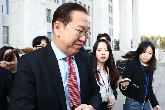 4일 헌법재판소가 윤석열 대통령 탄핵 사건에 대해 인용 선고를 했다. 탄핵 소추 111일, 변론 종결 38일 만이다.   사진은 지난해 5월 27일 청와대 영빈관에서 열린 제9차 한일중 정상회의 공동기자회견 뒤 퇴장하는 윤 전 대통령의 모습. 연합뉴스