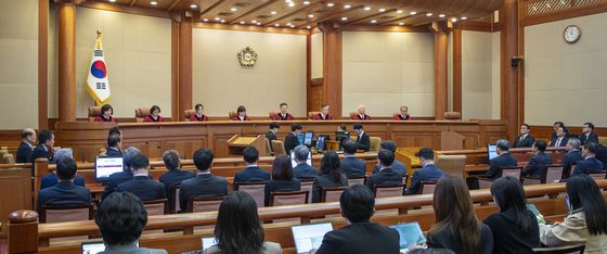 이재명 더불어민주당 대표(가운데)가 4일 오전 국회 당 대표실에서 헌재 선고 관련 긴급 입장발표를 하고 있다. 임현동 기자