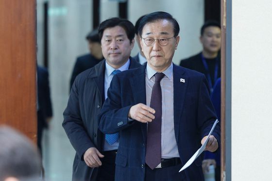 김윤덕 더불어민주당 사무총장이 3일 오전 서울 여의도 국회에서 열린 기자간담회에 입장하고 있다. 왼쪽은 황명선 조직사무부총장. 뉴스1