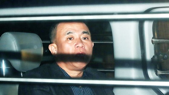 지난 1월 15일 공수처와 경찰로 구성된 공조수사본부가 윤석열 대통령에 대한 2차 체포영장 집행에 나설 것으로 예상되자 서울 한남동 대통령 관저 진입로를 지키는 경호처 직원들. 중앙포토