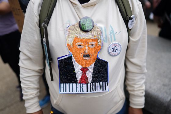 5일 미국 캘리포니아주 LA에서 한 시위자가 트럼프 미국 대통령과 일론 머스크에 대한 항의 시위에 참가했다. 로이터=연합뉴스