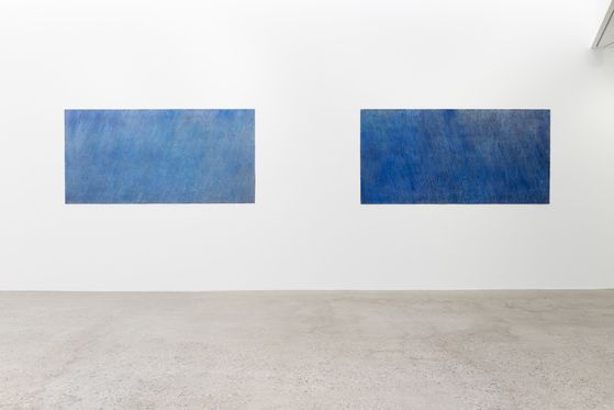 대구 리안갤러리 이진우 개인전 현장. 이번엔 푸른색 작품도 선보였다. [사진 리안갤러리]