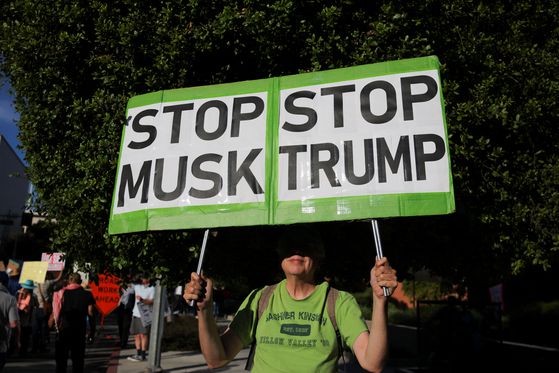 5일 미국 콜로라도주 덴버의 콜로라도 캐피탈에서 "우리의 민주주의에서 손떼라"는 내용이 적힌 종이를 든 시위자. AFP=연합뉴스