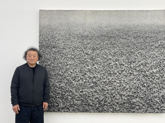 대구 리안갤러리 전시장에서 작품 앞에 선 이진우 작가. [사진 이은주 문화선임기자]