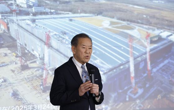 고이케 아쓰요시 라피더스 사장이 지난 1일 일본 도쿄에서 열린 기자회견에서 반도체 생산 계획에 대해 말하고 있다. 라피더스는 올해 7월 시제품을 완성할 예정이다. 연합뉴스