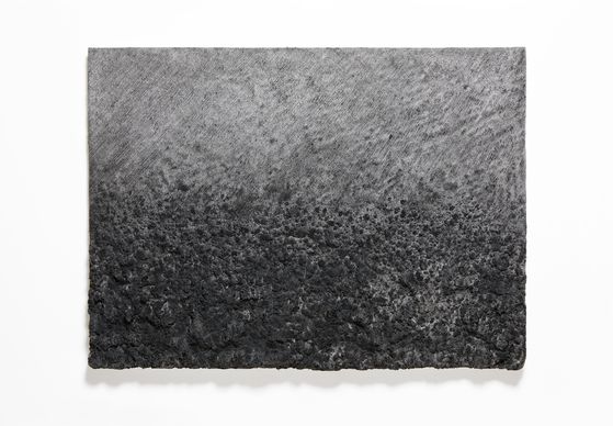 이진우, 무제, P24-088, 2024, 린넨에 한지와 혼합 재료, 96X130cm. [사진 리안갤러리]