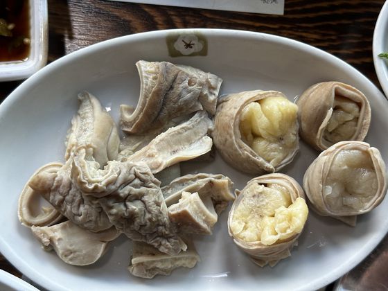 제주산 말고기의 내장을 삶은 요리. 최충일 기자