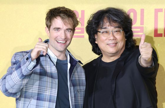 영화 ‘미키 17’ 내한 기자간담회에서 배우 로버트 패틴슨과 봉준호 감독(오른쪽). 뉴스1