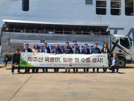 제주에서 사육된 비육마 30마리가 처음으로 일본에 수출하기 위해 6일 제주항에서 출발전 기념 사진을 남기고 있다. 사진 제주도
