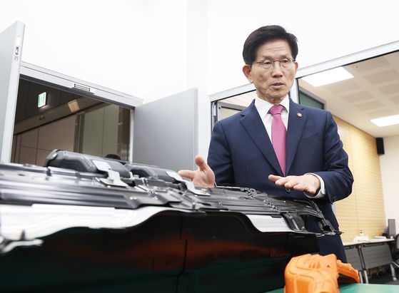 시설 살펴보는 김문수 장관   (용인=연합뉴스) 홍기원 기자 = 김문수 고용노동부 장관이 7일 경기도 용인시 기아 오산교육센터에서 열린 '전기차 정비인력 양성을 위한 업무협약식'에서 시설을 살펴보고 있다. 2025.4.7   xanadu@yna.co.kr (끝)  〈저작권자(c) 연합뉴스, 무단 전재-재배포, AI 학습 및 활용 금지〉