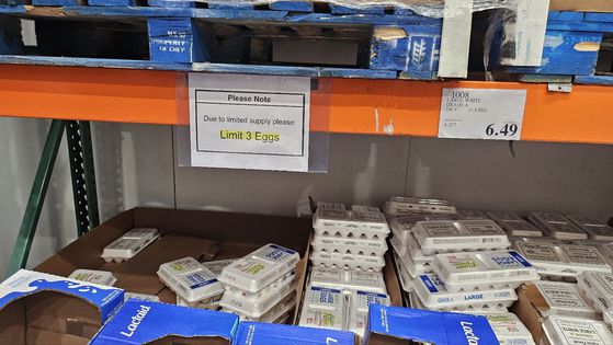 도널드 트럼프 대통령의 전세계 모든 국가를 상대로 한 10%의 보편관세(각국별 상호관세 부과는 9일) 부과를 하루 앞둔 지난 4일(현지시간) 미국 워싱턴DC 인근 버지니아 페어팩스 카운티에 있는 코스트코에 계란의 구매량을 1인당 3개로 제한한다는 문구가 붙어 있다. 워싱턴=강태화 특파원