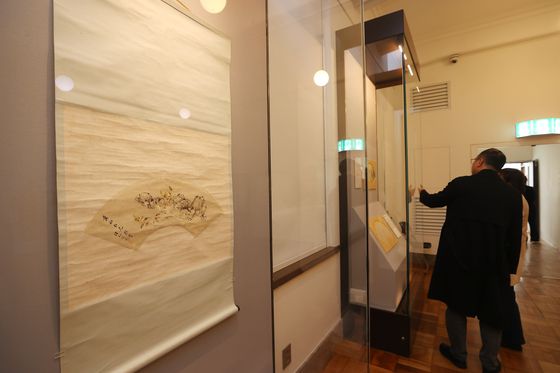 7일 서울 성북구 간송미술관에서 열린 특별전 '선우풍월(扇友風月): 부채, 바람과 달을 함께 나누는 벗'에 김정희의 '지란병분'이 전시되어 있다.   간송미술관이 소장한 부채 그림과 부채 글씨를 통해 간송 컬렉션의 서화를 '형식'이라는 주제로 풀어낸 이번 전시에서는 총 133점의 선면 서화 중 엄선된 54건 55점의 대표작품을 처음으로 해제하여 선보인다. 연합뉴스