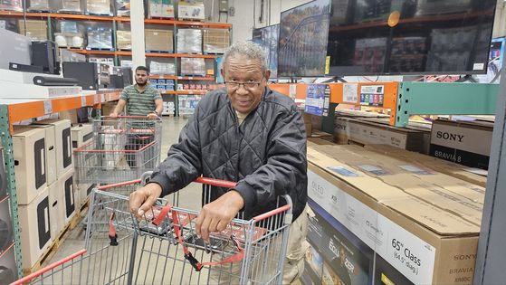 도널드 트럼프 대통령의 전세계 모든 국가를 상대로 한 10%의 보편관세(각국별 상호관세 부과는 9일) 부과를 하루 앞둔 지난 4일(현지시간) 미국 워싱턴DC 인근 버지니아 페어팩스 카운티에 있는 코스트코에서 TV를 구매하려던 홀리 뉴먼은 결국 TV 구매를 포기하고 발길을 돌렸다. 워싱턴=강태화 특파원