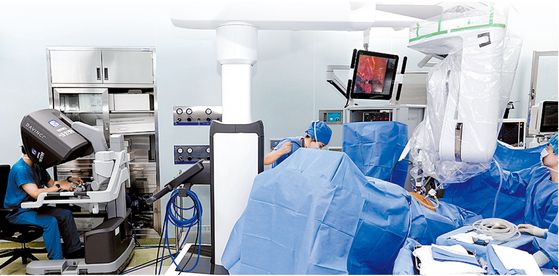 단일공 로봇 수술을 진행하는 비뇨의학과 홍성후 교수팀의 모습. [사진 서울성모병원]