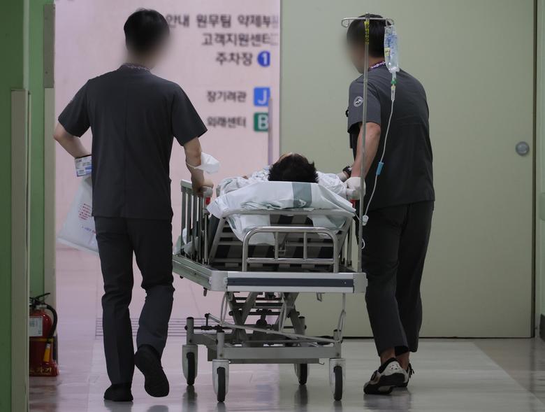 한 병원에서 의료진들이 입원 환자를 이동시키고 있다. 송봉근 기자 ※기사 내용과 직접적인 관련 없음