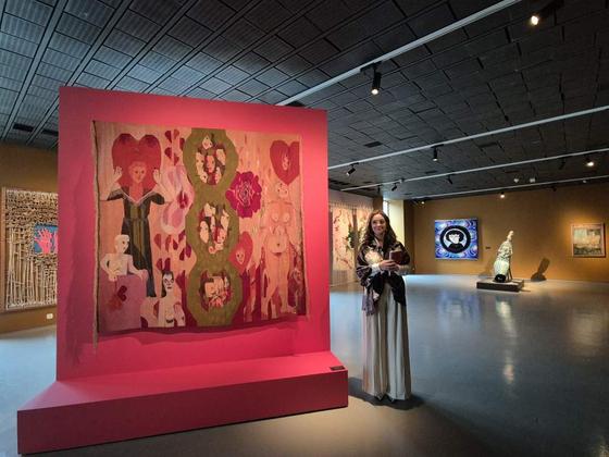 트리엔날레 표제작 ‘엄마의 심장’ 앞에 선 루난 총감독. 권근영 기자