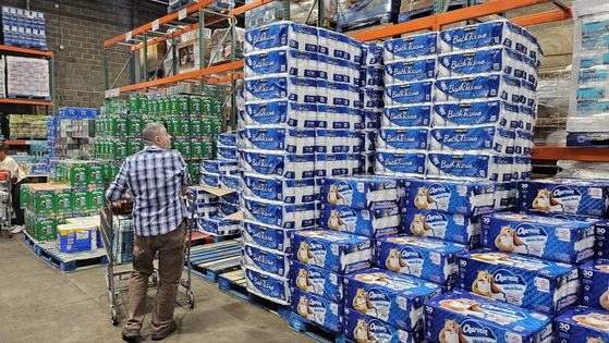 도널드 트럼프 대통령의 전세계 모든 국가를 상대로 한 10%의 보편관세(각국별 상호관세 부과는 9일) 부과를 하루 앞둔 지난 4일(현지시간) 미국 워싱턴DC 인근 버지니아 페어팩스 카운티에 있는 코스트코와 월마트 등 대형마트에는 화장지 등 생활 필수품의 가격이 오르기 전에 미리 구입하려는 사람들이 경쟁적으로 물건을 구입하고 있다. 워싱턴=강태화 특파원