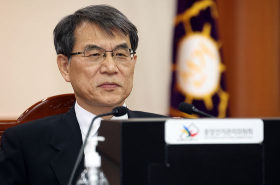 노태악 중앙선거관리위원회 위원장이 7일 경기도 과천시 중앙선거관리위원회 전체회의를 하고 있다. 뉴스1