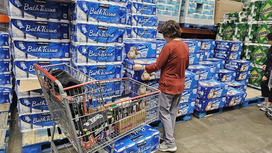 도널드 트럼프 대통령의 전세계 모든 국가를 상대로 한 10%의 보편관세(각국별 상호관세 부과는 9일) 부과를 하루 앞둔 지난 4일(현지시간) 미국 워싱턴DC 인근 버지니아 페어팩스 카운티에 있는 코스트코와 월마트 등 대형마트에는 화장지 등 생활 필수품의 가격이 오르기 전에 미리 구입하려는 사람들이 경쟁적으로 물건을 구입하기 시작했다. 워싱턴=강태화 특파원