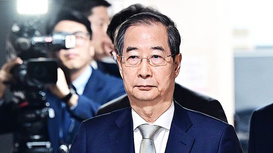 헌법재판관 후보자로 지목된 이완규 법제처장이 8일 정부서울청사에서 열린 국무회의 참석을 마친 후 이동하고 있다. 뉴시스