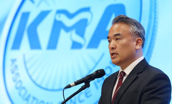 김택우(왼쪽) 대한의사협회 회장과 박단 의협 부회장(대한전공의협의회 비상대책위원장)이 지난달 10일 서울 여의도 국회에서 열린 의료현장 정상화를 위한 정책 토론회에서 전공의 발언을 듣고 있다. 뉴시스