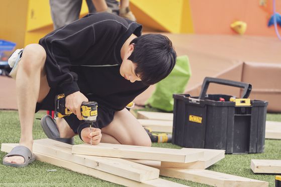 요리, 설거지, 청소, 목공까지 다 잘하는 방탄소년단 진의 면모를 확인할 수 있다. 사진 넷플릭스