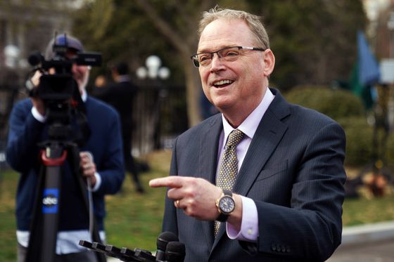 케빈 해셋 미국 백악관 국가경제위원장이 지난달 19일(현지시간) 워싱턴 DC 백악관에서 언론과 인터뷰를 하고 있다. EPA=연합뉴스