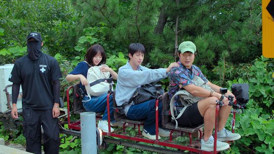 제작진은 울릉도에서 많이 사용하는 모노레일을 살려 별관을 마련했다. 별관 리모델링 설계는 기안84가 맡았다. 사진 넷플릭스