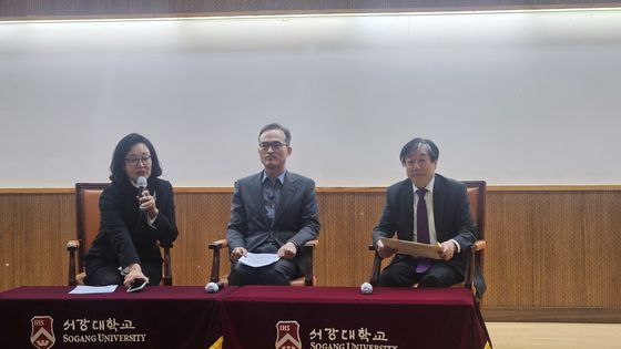 문무일 전 검찰총장이 8일 서강대학교에서 '민주주의와 법률가의 역할'이란 주제로 특별 강연을 했다. 왼쪽부터 박영선 전 중소벤처기업부 장관, 문무일 전 검찰총장, 유재만 전 중앙지검 특수1부장. 석경민 기자