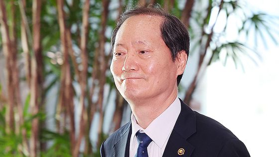 한덕수 대통령 권한대행 국무총리는 8일 열흘 뒤 임기가 종료되는 문형배 헌법재판소장 직무대행과 이미선 헌법재판관의 후임자로 이완규 법제처장(왼쪽)과 함상훈 서울고등법원 부장판사를 지명했다. 연합뉴스